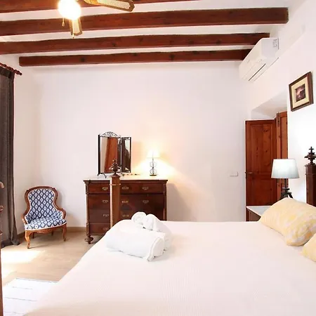 Traditional 3-bedroom Semi-detached House With Pool Located In The Historic Town Center By Renthousing Holiday home