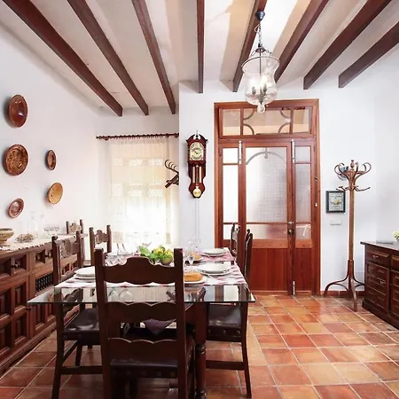 Traditional 3-bedroom Semi-detached House With Pool Located In The Historic Town Center By Renthousing Holiday home