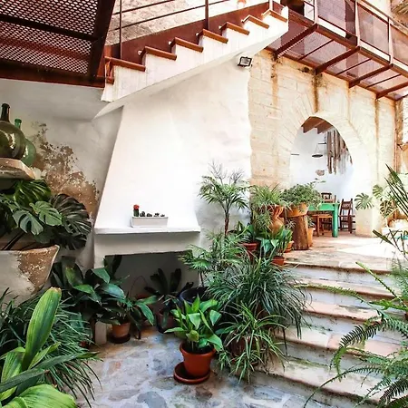 Traditional 3-bedroom Semi-detached House With Pool Located In The Historic Town Center By Renthousing Holiday home