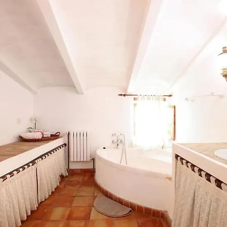 Traditional 3-bedroom Semi-detached House With Pool Located In The Historic Town Center By Renthousing