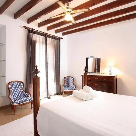 Vakantiehuis Traditional 3-bedroom Semi-detached House With Pool Located In The Historic Town Center By Renthousing