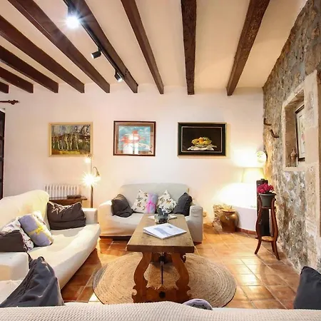 Ferienhaus Traditional 3-bedroom Semi-detached House With Pool Located In The Historic Town Center By Renthousing