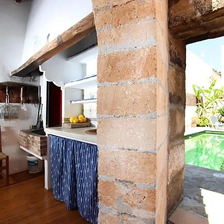 Vakantiehuis Traditional 3-bedroom Semi-detached House With Pool Located In The Historic Town Center By Renthousing
