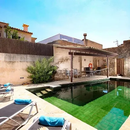 Vakantiehuis Traditional 3-bedroom Semi-detached House With Pool Located In The Historic Town Center By Renthousing